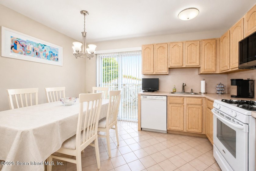Come bring your imagination, and vision to this great townhouse - photo 5