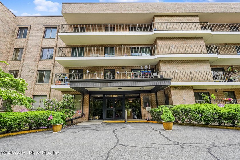 Exclusive Woodland Development - Spacious End-Unit Duplex Condo - photo 2