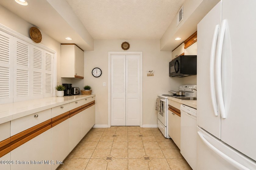 Exclusive Woodland Development - Spacious End-Unit Duplex Condo - photo 5