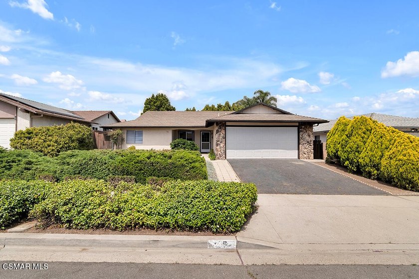 Charming Home with spacious backyard and frontyard Has new paint - photo 3