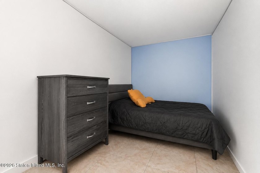 Welcome to 102 Cebra Avenue! This spacious 2-3 bedroom - photo 5