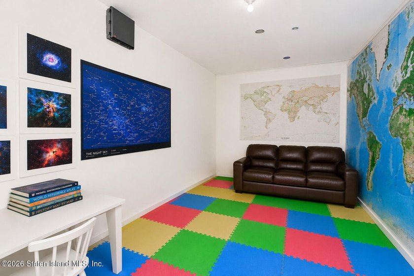 Welcome to 102 Cebra Avenue! This spacious 2-3 bedroom - photo 8