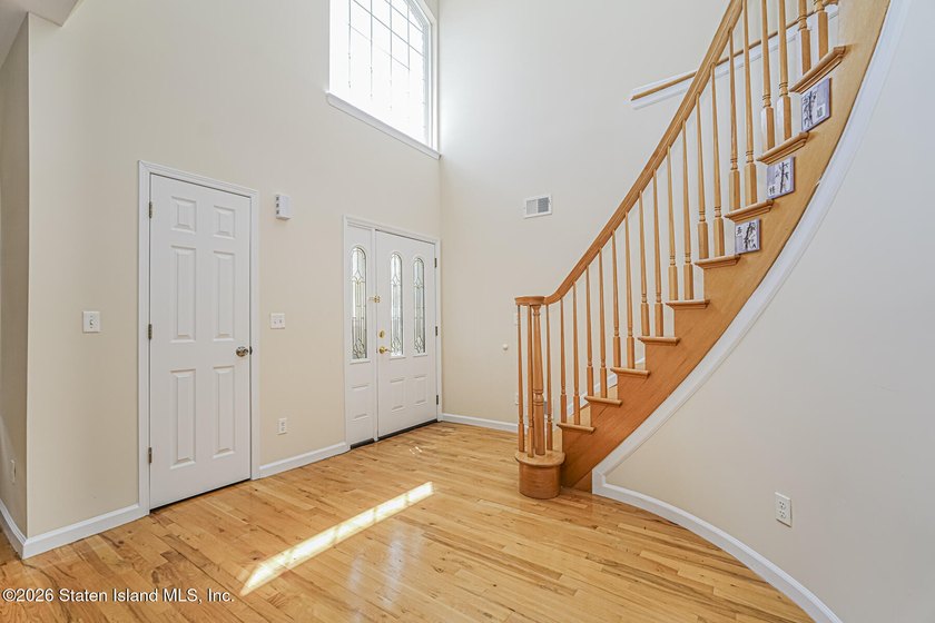 Welcome to 6 Clinton Court! This impressive single family Side - photo 3