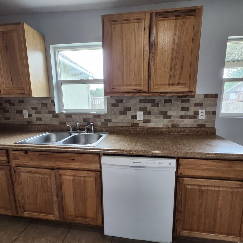 Cute home in an up-and-coming neighborhood. Properties in the - photo 11