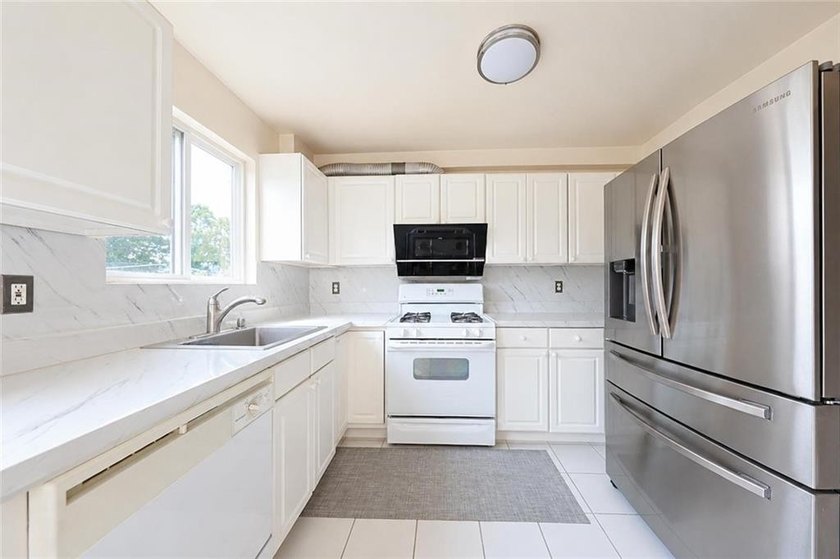 Welcome to 30 Tone Lane, Staten island, NY 10305! Move right - photo 4