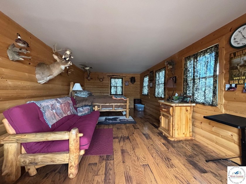 Fully Furnished 2nd Tier Lake Cabin Discover the perfect blend - photo 4