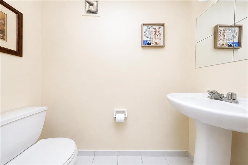 Welcome to 30 Tone Lane, Staten island, NY 10305! Move right - photo 5