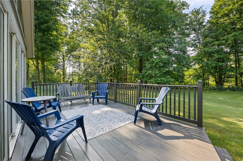 Welcome home to this beautiful 4-bedroom, 2.5-bath Colonial - photo 37