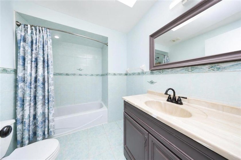 Welcome to 30 Tone Lane, Staten island, NY 10305! Move right - photo 8