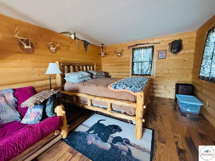 Fully Furnished 2nd Tier Lake Cabin Discover the perfect blend - photo 9