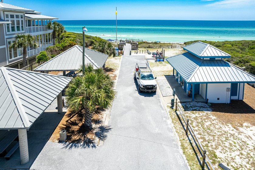 Charming coastal cottage just a few blocks from the sugar-white - photo 10