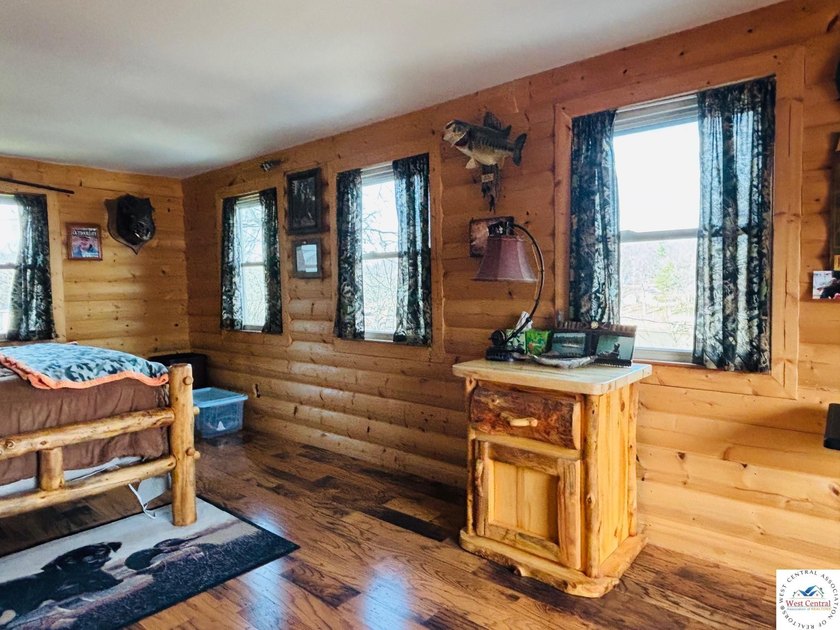 Fully Furnished 2nd Tier Lake Cabin Discover the perfect blend - photo 10
