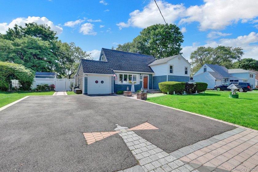 GREAT CURB APPEAL , PROPERTY AND LAYOUT ! UPDATED SIDING, ROOF - photo 2