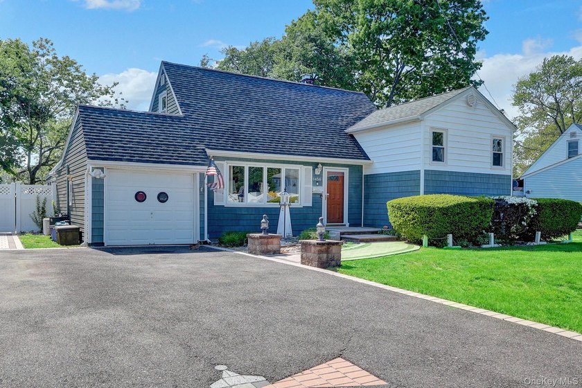 GREAT CURB APPEAL , PROPERTY AND LAYOUT ! UPDATED SIDING, ROOF - photo 3