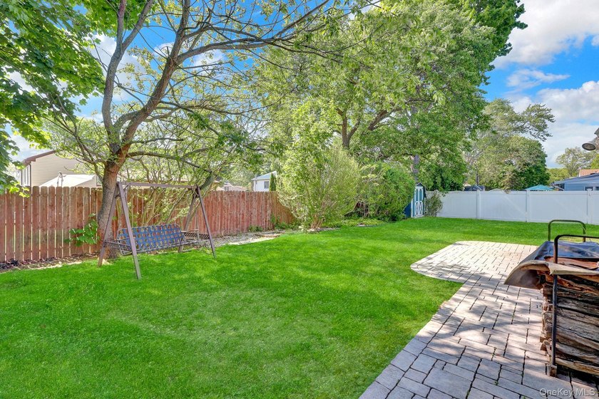 GREAT CURB APPEAL , PROPERTY AND LAYOUT ! UPDATED SIDING, ROOF - photo 6