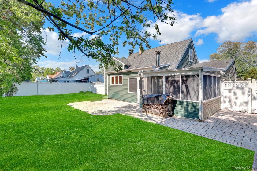 GREAT CURB APPEAL , PROPERTY AND LAYOUT ! UPDATED SIDING, ROOF - photo 7