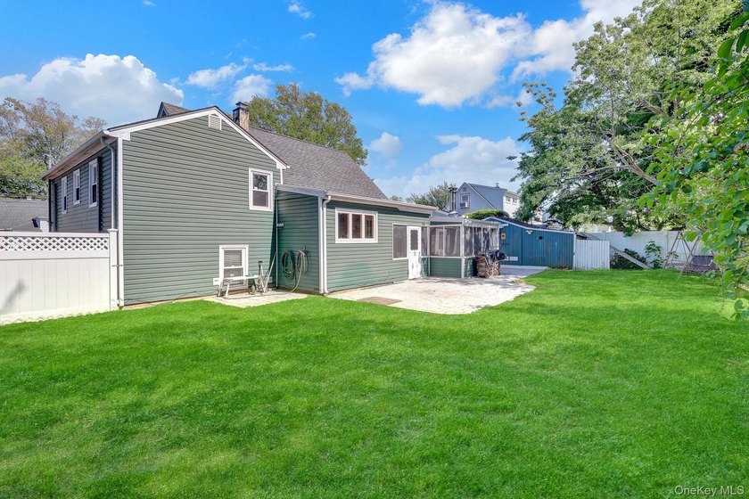 GREAT CURB APPEAL , PROPERTY AND LAYOUT ! UPDATED SIDING, ROOF - photo 8
