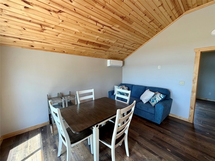 Don't let the size fool you, this beautifully updated cabin - photo 5