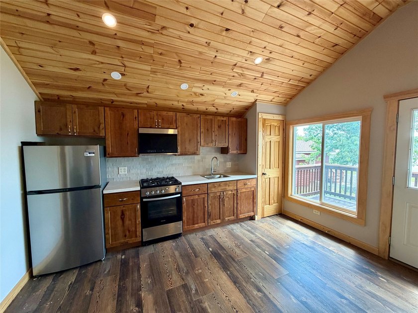 Don't let the size fool you, this beautifully updated cabin - photo 8