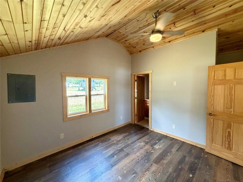 Don't let the size fool you, this beautifully updated cabin - photo 10