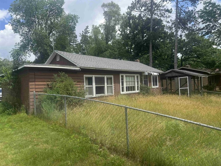 Prime location with exceptional potential! The driveway is - photo 2