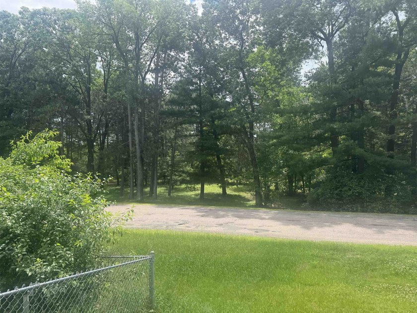 Prime location with exceptional potential! The driveway is - photo 3
