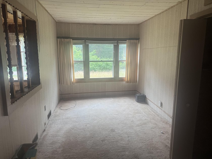Prime location with exceptional potential! The driveway is - photo 6