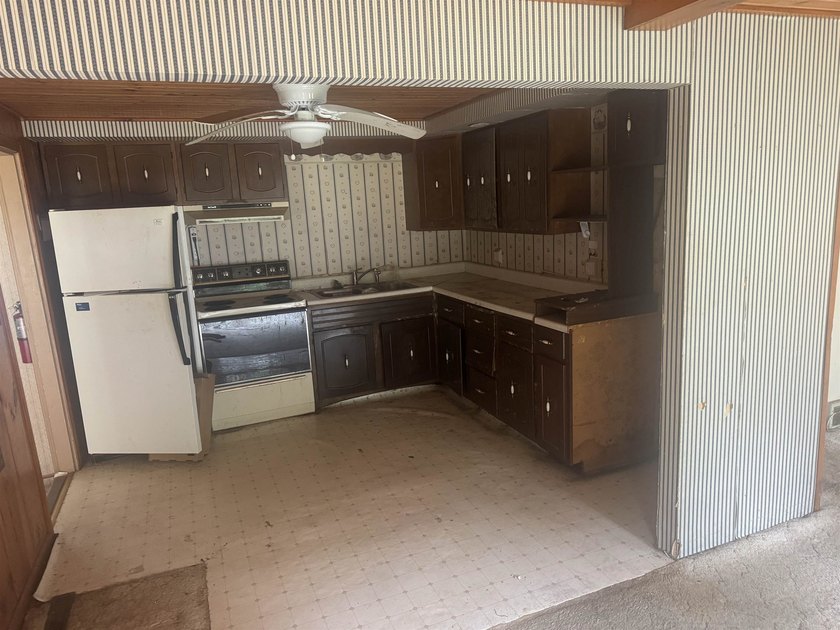 Prime location with exceptional potential! The driveway is - photo 7