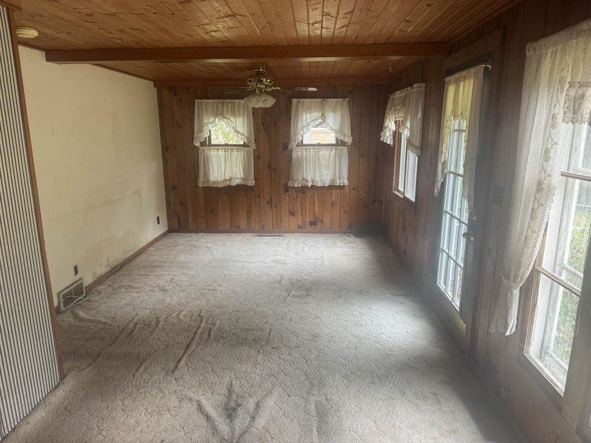 Prime location with exceptional potential! The driveway is - photo 8