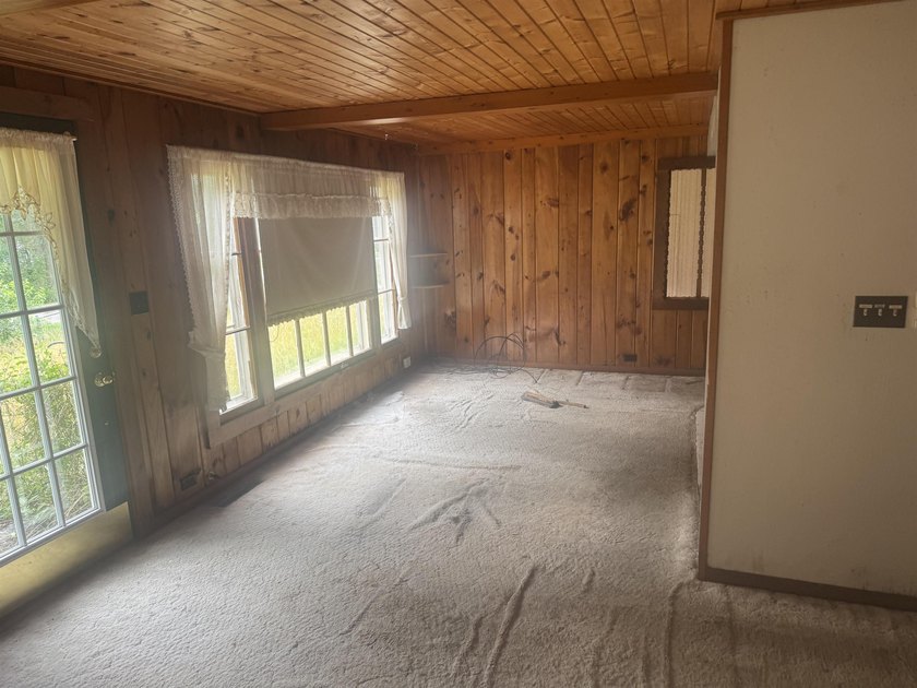 Prime location with exceptional potential! The driveway is - photo 9