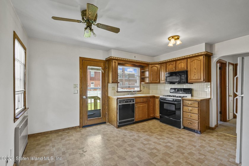 Extremely well-maintained 2-family Cape in the heart of Dongan - photo 7