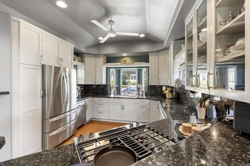 BIRD ROCK SUMMER RENTAL - House &amp; Studio Cottage. Tucked away in - photo 5