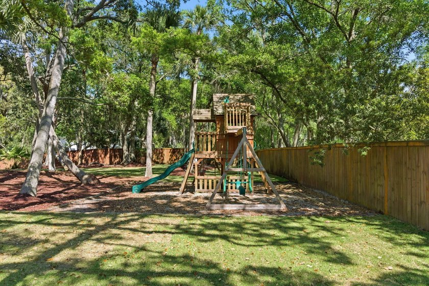 The house is beautiful. The backyard is UNFORGETTABLE. And the - photo 41
