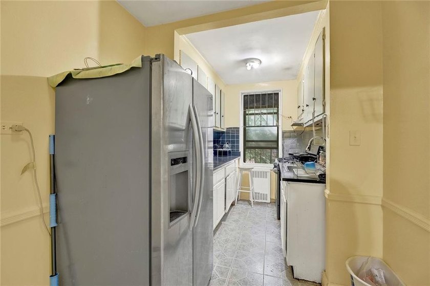 Welcome to one of the most desirable co-op buildings bordering - photo 8