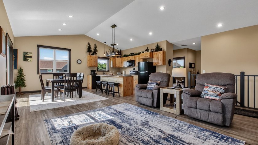 Enjoy lakefront living in this 4-bedroom, 3-bath home on scenic - photo 5