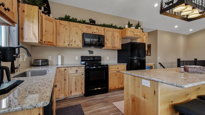 Enjoy lakefront living in this 4-bedroom, 3-bath home on scenic - photo 8