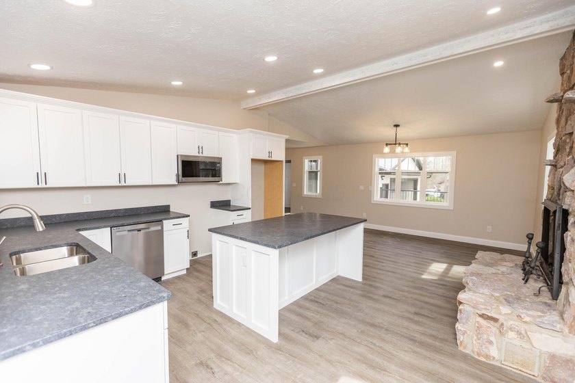 Welcome to 828 Terrace View Drive in Apple Valley. This - photo 12