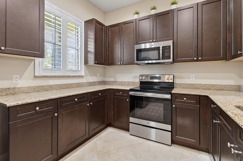 Meticulously maintained 2BR/2BA/2CG villa ideally located close - photo 25