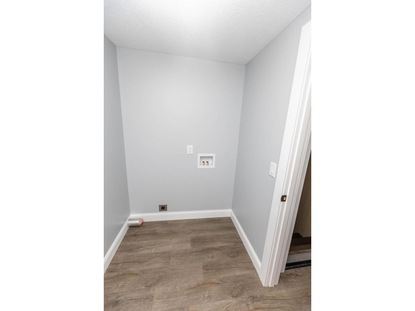 Welcome to 828 Terrace View Drive in Apple Valley. This - photo 31