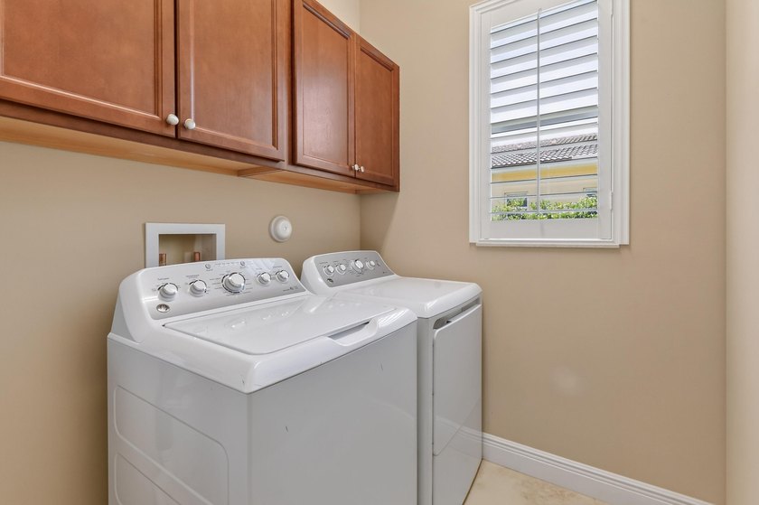 Meticulously maintained 2BR/2BA/2CG villa ideally located close - photo 45