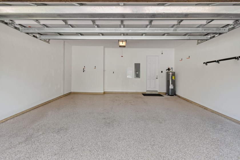 Meticulously maintained 2BR/2BA/2CG villa ideally located close - photo 46