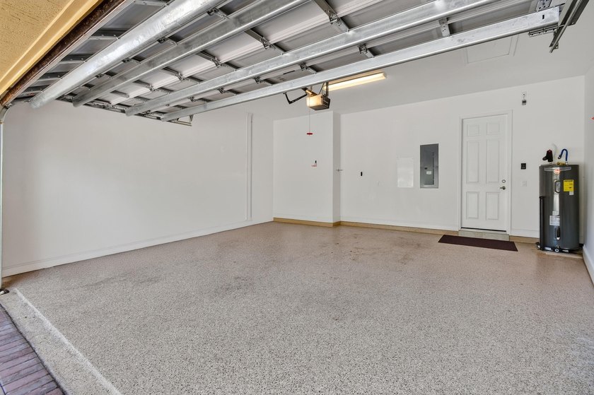 Meticulously maintained 2BR/2BA/2CG villa ideally located close - photo 48