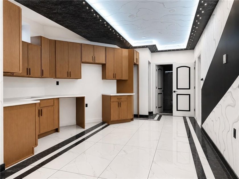 Exceptional opportunity to own a fully detached three-family - photo 10