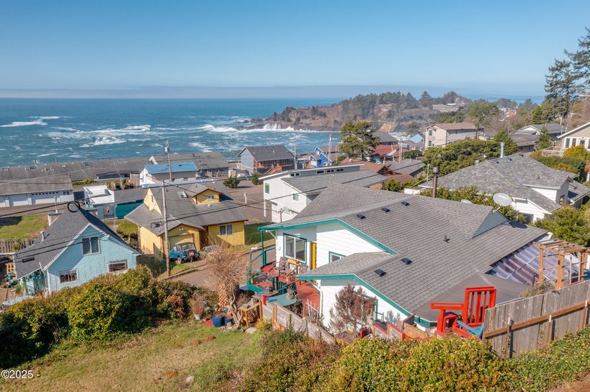 Ocean View 2 bedroom/2 bathroom home located in Depoe Bay, known - photo 6