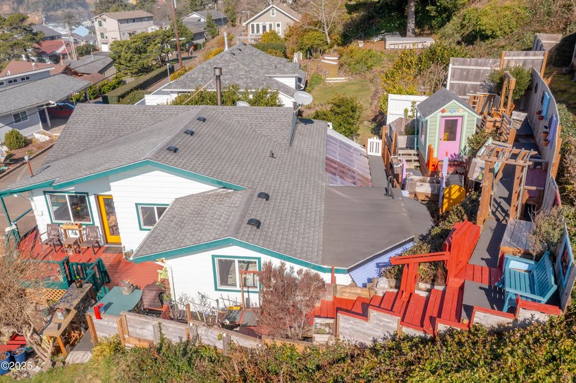 Ocean View 2 bedroom/2 bathroom home located in Depoe Bay, known - photo 7