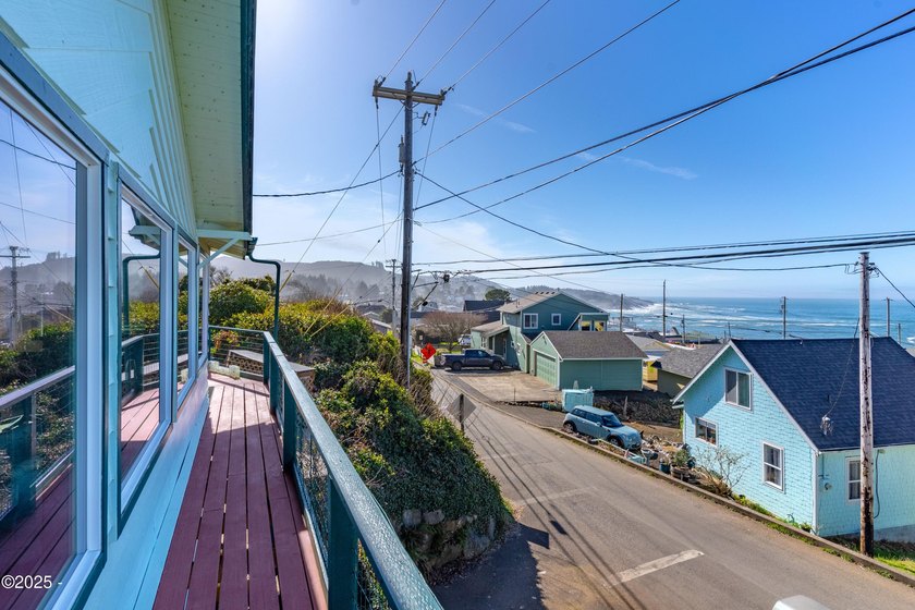 Ocean View 2 bedroom/2 bathroom home located in Depoe Bay, known - photo 8