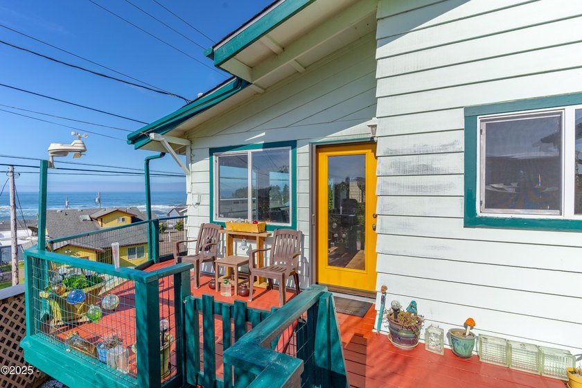 Ocean View 2 bedroom/2 bathroom home located in Depoe Bay, known - photo 10