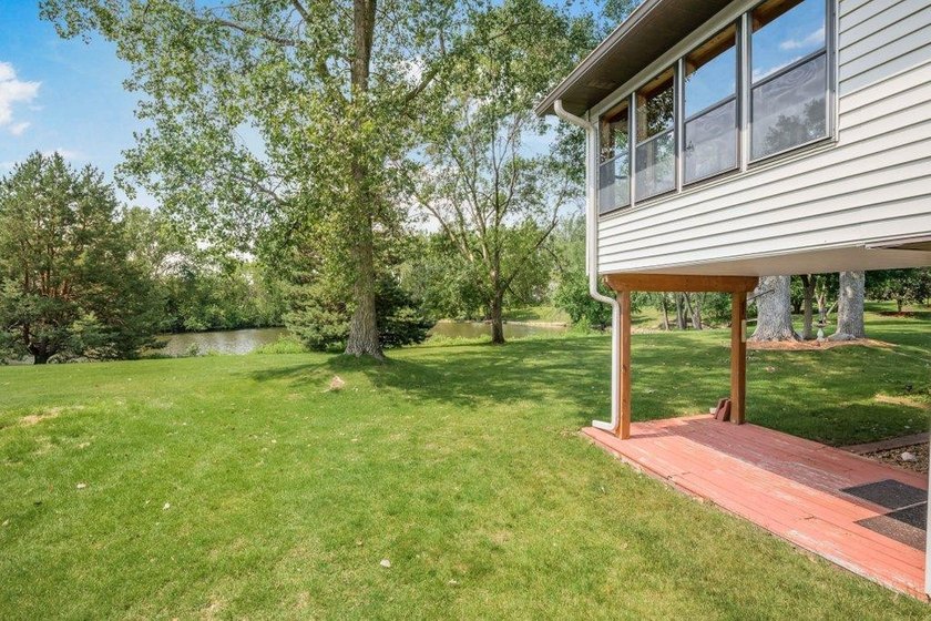 Enjoy easy, single-level living in this beautifully maintained - photo 2