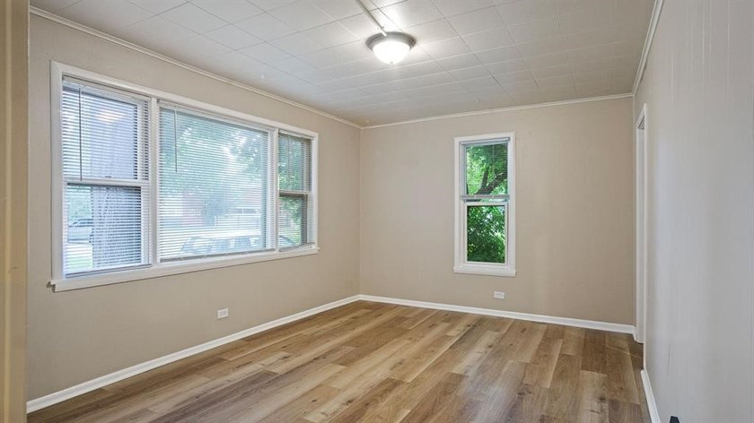 Excellent investment opportunity in this thoughtfully maintained - photo 3