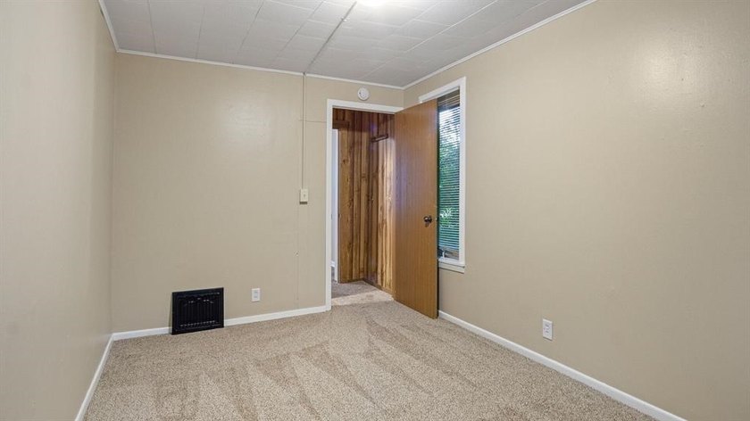 Excellent investment opportunity in this thoughtfully maintained - photo 7